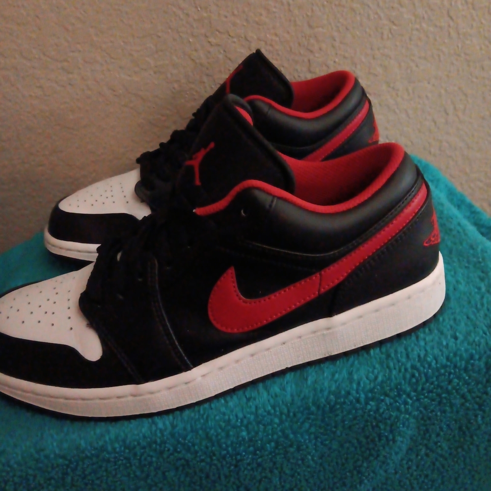 Nike Men's Black and Red Sneakers